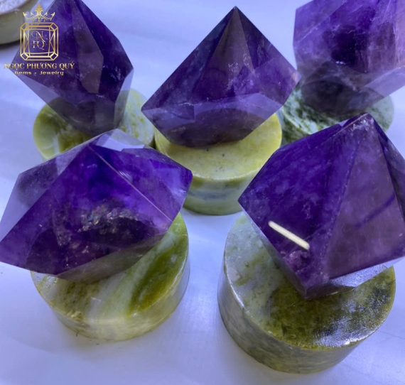 Trụ thạch anh tím